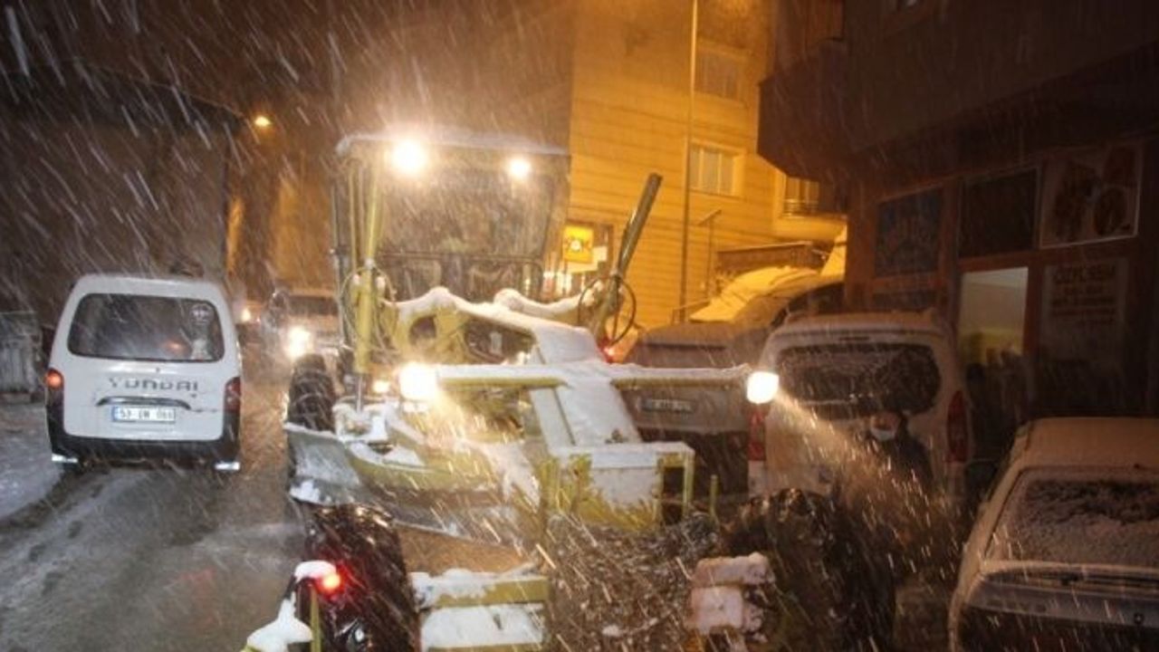 Artvin’de kar yağışı sürücülere zor anlar yaşattı
