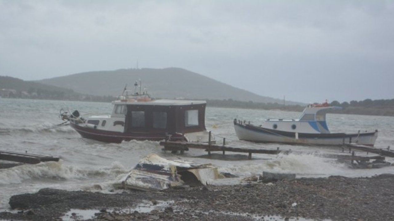 Ayvalık’ta şiddetli yağış ve lodos hayatı olumsuz etkiledi