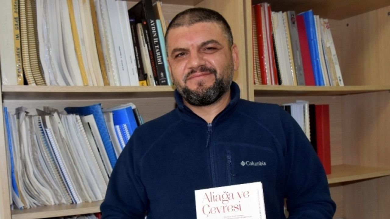 Aliağa Belediyesinin "Oku, Okut" kampanyasında ilk kitabın dağıtımı sürüyor