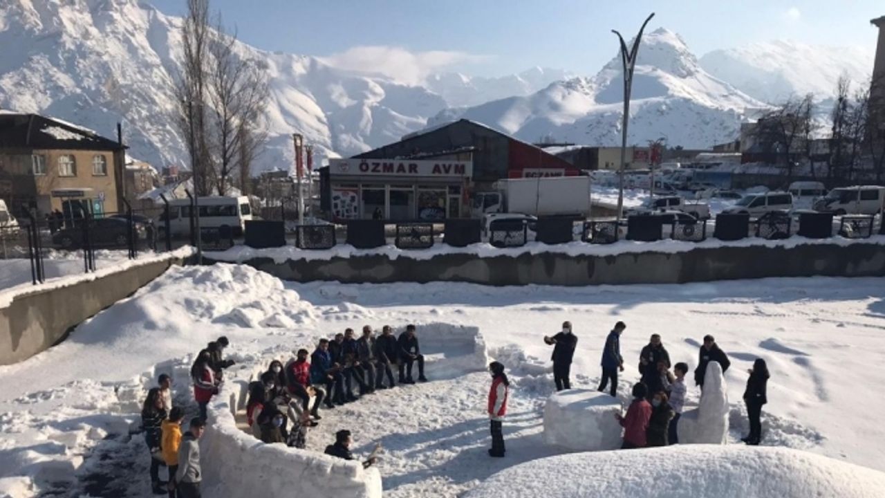Kardan yapılan amfide kitap okuma ve müzik etkinliği