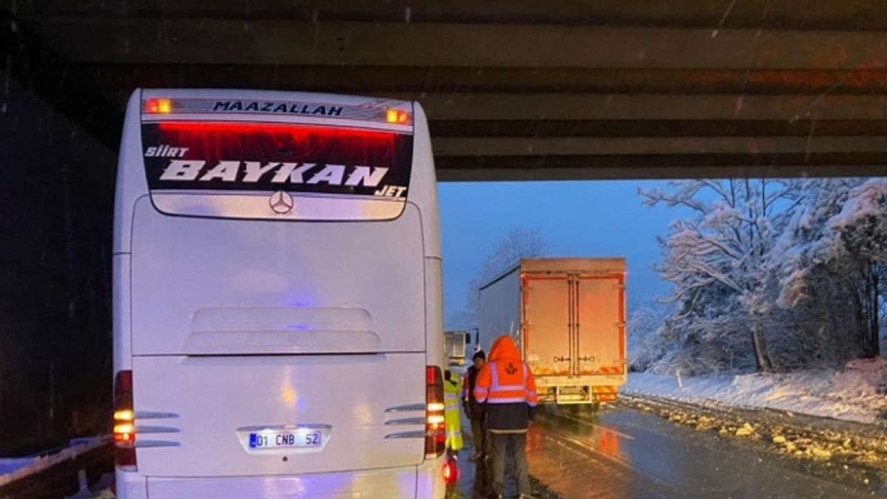 TEM Otoyolunda, 2 yolcu otobüsü ve 1 tırın karıştığı kazada 6 kişi yaralandı