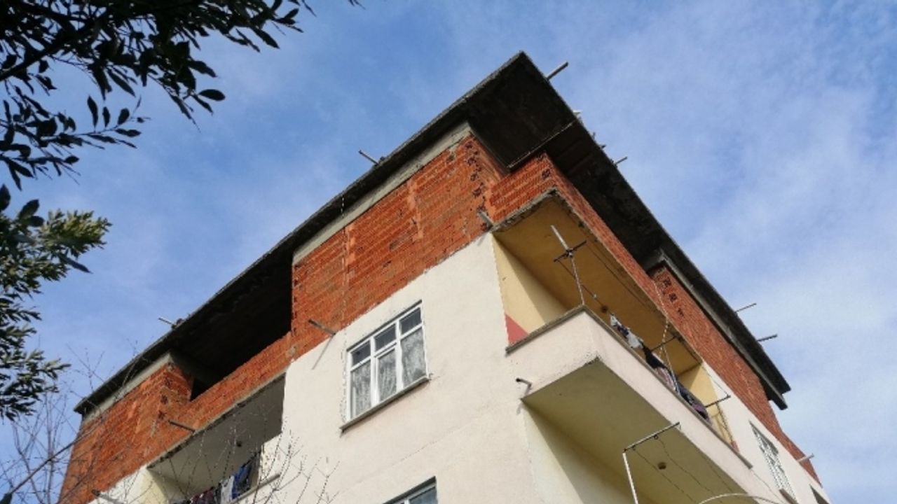 Güvercin beslemek için çıktığı çatıdan düşen genç hayatını kaybetti