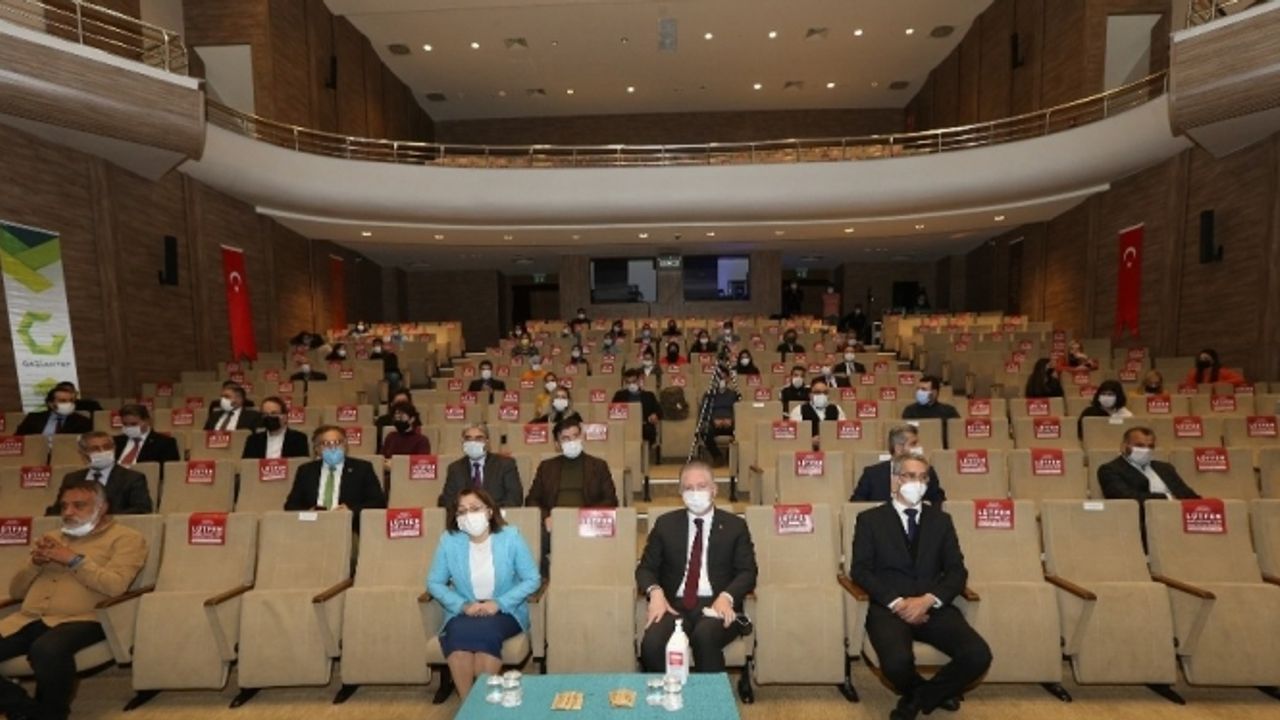 İstiklal Marşı’nı konu alan ‘şair’ oyunu Gazi şehirlilerle buluştu