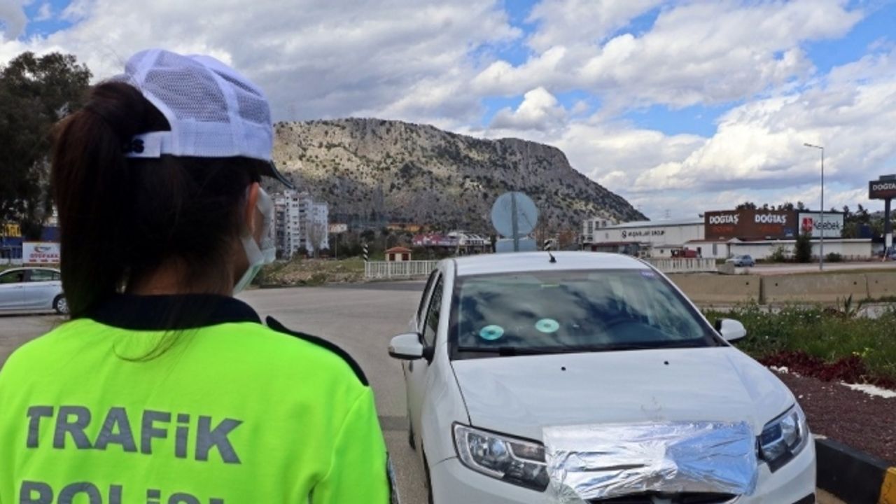 Radar kurnazlarının CD, alüminyum folyo ve saç spreyi oyunlarına trafik polislerinden uygulamalı yanıt