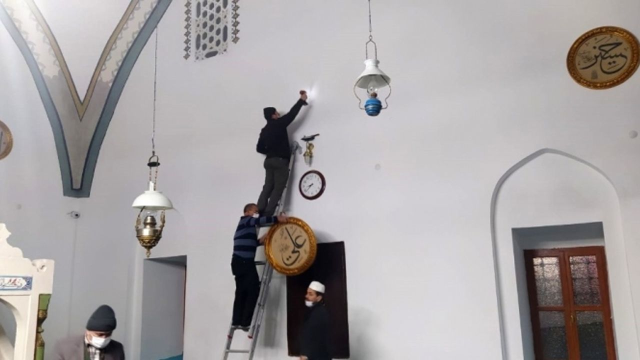 Sanatçılardan Kütahya Karagöz Ahmet Paşa Camii’ne hat desteği