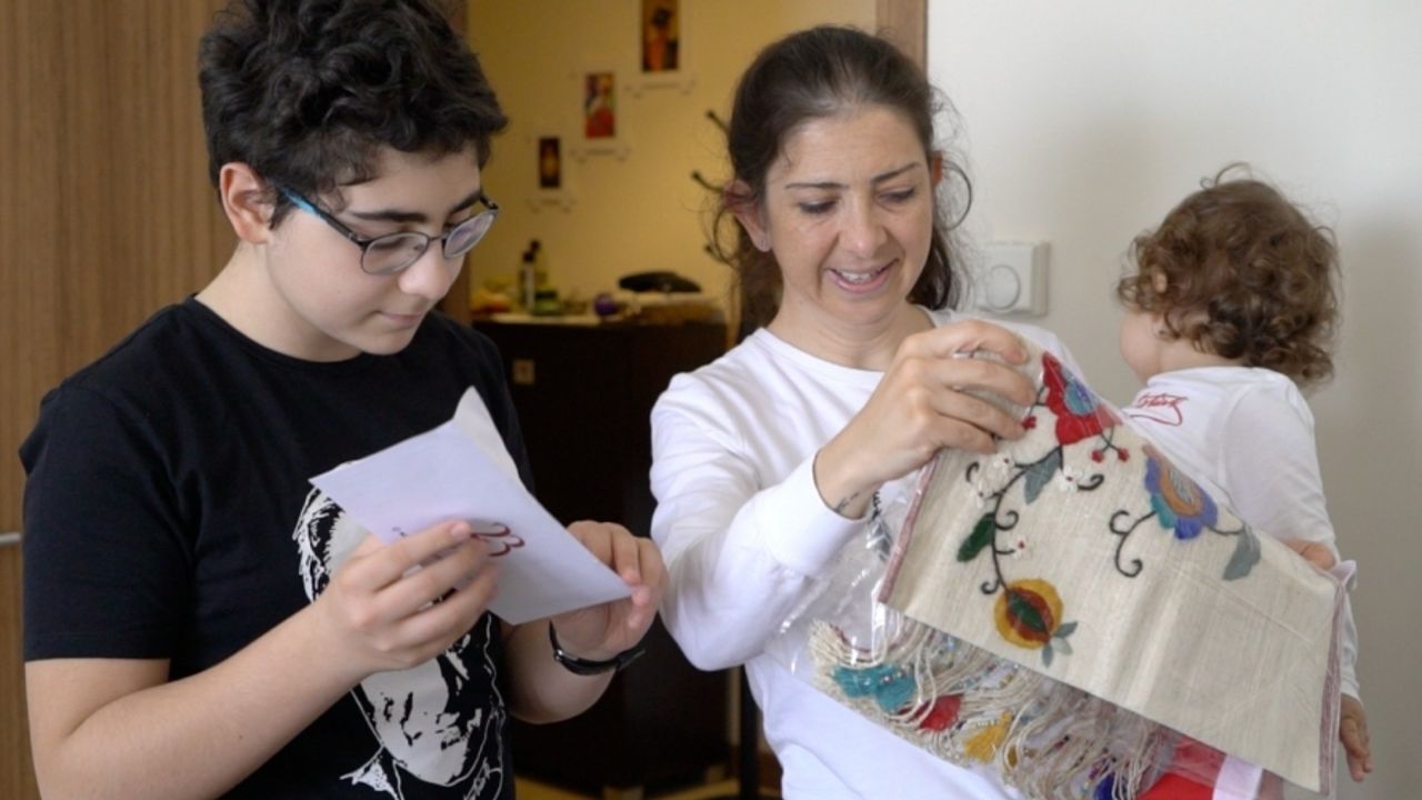 23 Nisan çocuklarını ağırlayan ailelere hediyeleri KOMEK Sepeti’nden