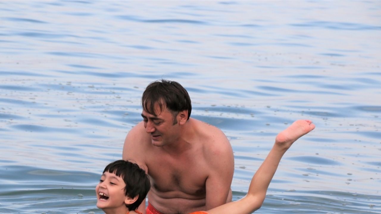 Fedakar baba, tek bacağı olmayan kızına önce yürümeyi, sonra koşmayı şimdi de yüzmeyi öğretiyor