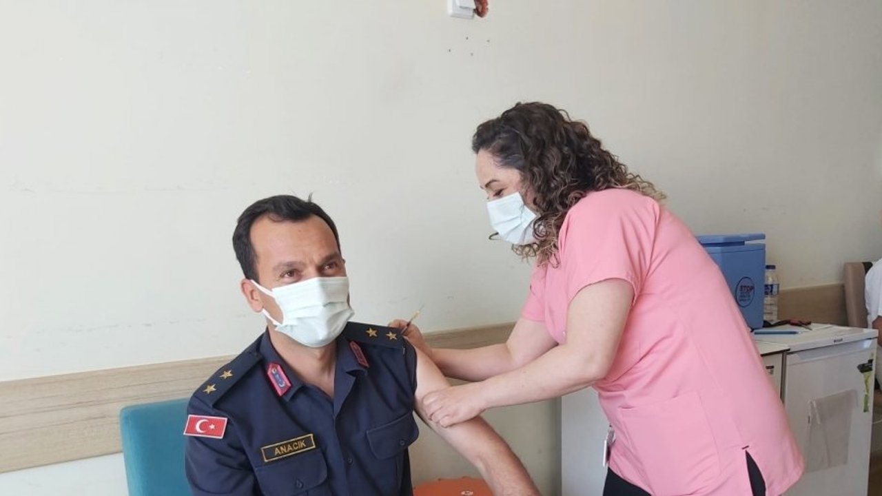İlçe Jandarma Komutanının korona virüs aşısını hemşire eşi yaptı