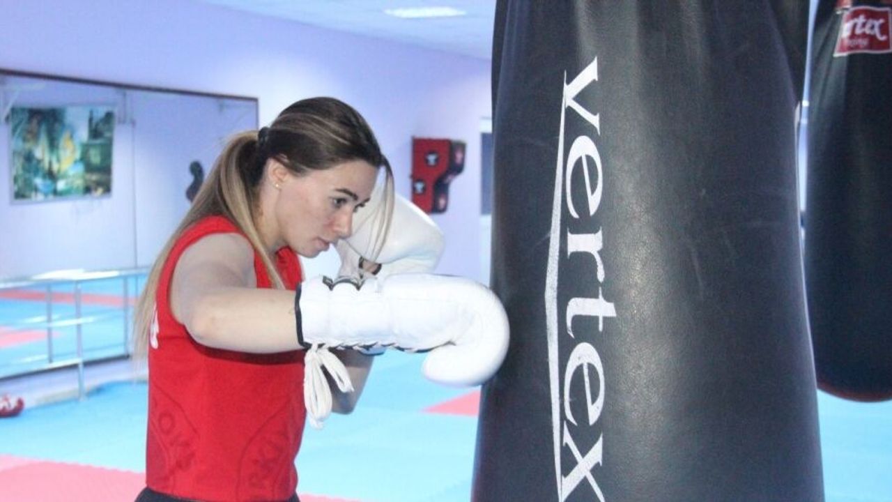 Milli boksör Zelal Şengür, yumruklarını artık profesyonel ringlerde atmaya başladı