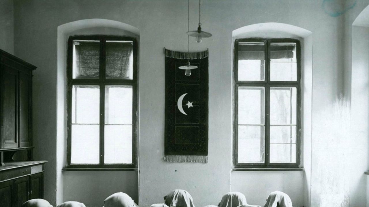 (Özel) Galiçya’daki Türk askerlerinin namaz kılarken çekilen fotoğrafları 104 yıl sonra ortaya çıktı