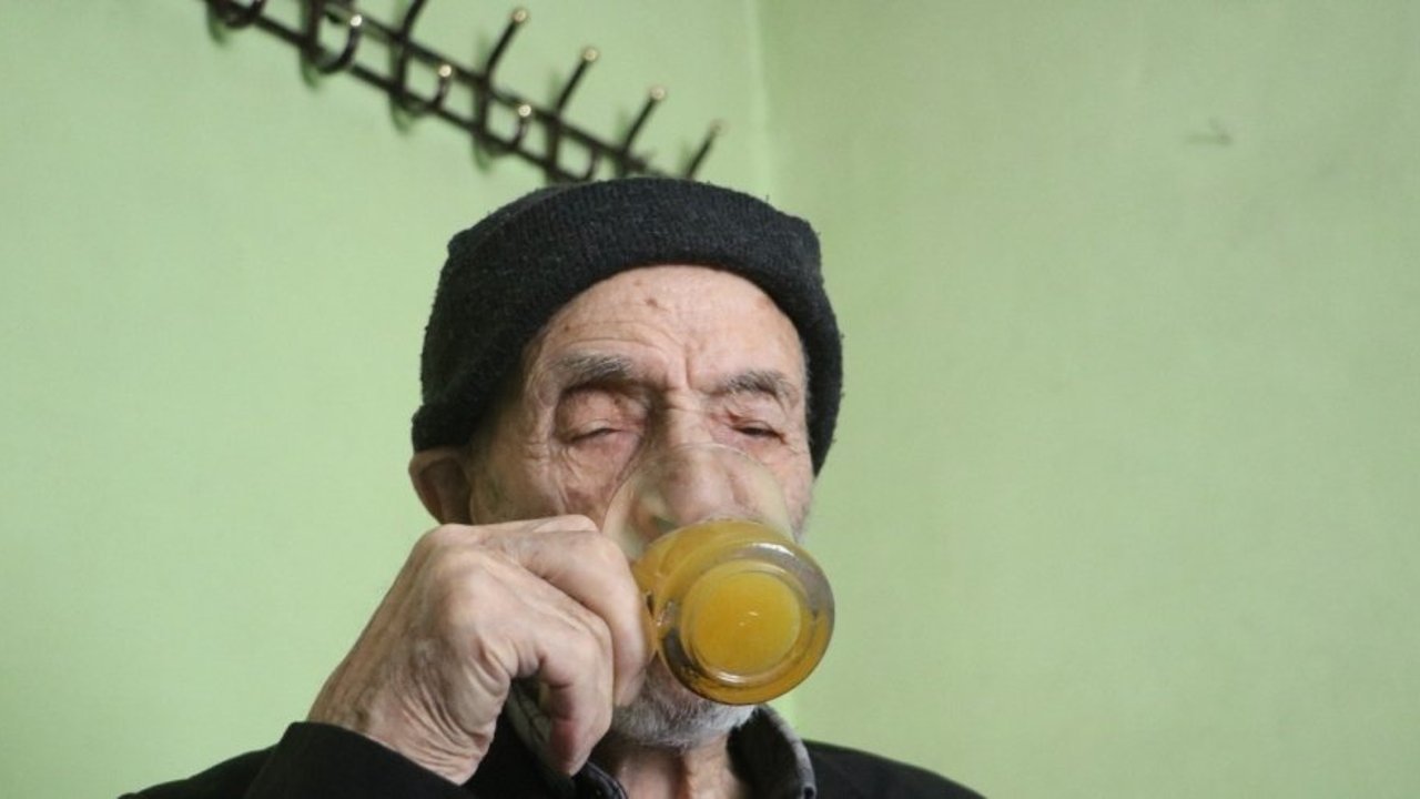 Covid-19’a yakalanmayan 110 yaşındaki Mahmut dede, günde 2 litre kola içiyor
