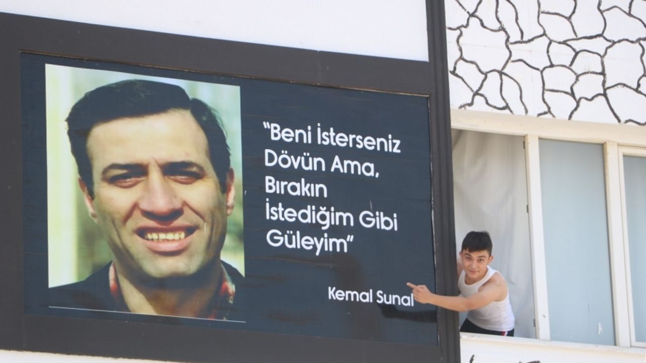 Malatyalılar, Kemal Sunal’ı apartman duvarındaki bu afişle unutmuyor