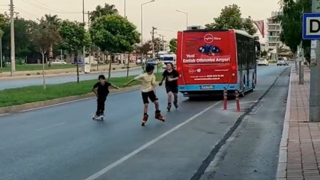 Otobüsün arkasında tehlikeli yolculuk otobüs şoförünün fark etmesiyle son buldu