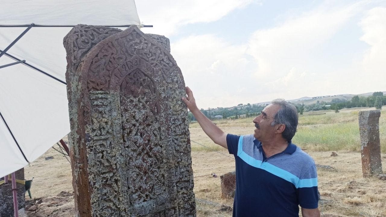 Selçuklu Meydan Mezarlığında İlhanlı dönemine ait kemerli yeni mezar taşı tespit edildi