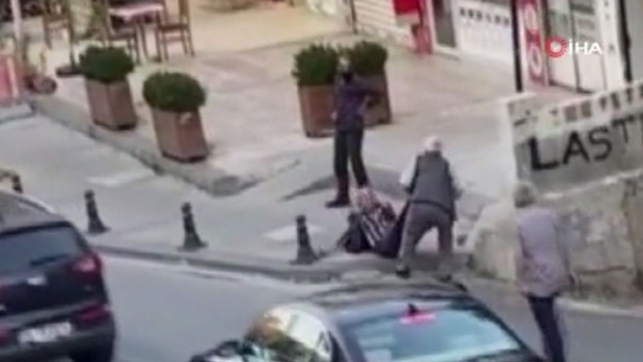 Street Fighter in Ümraniye: İki yaşlı amcanın komik kavgası hayrete düşürdü