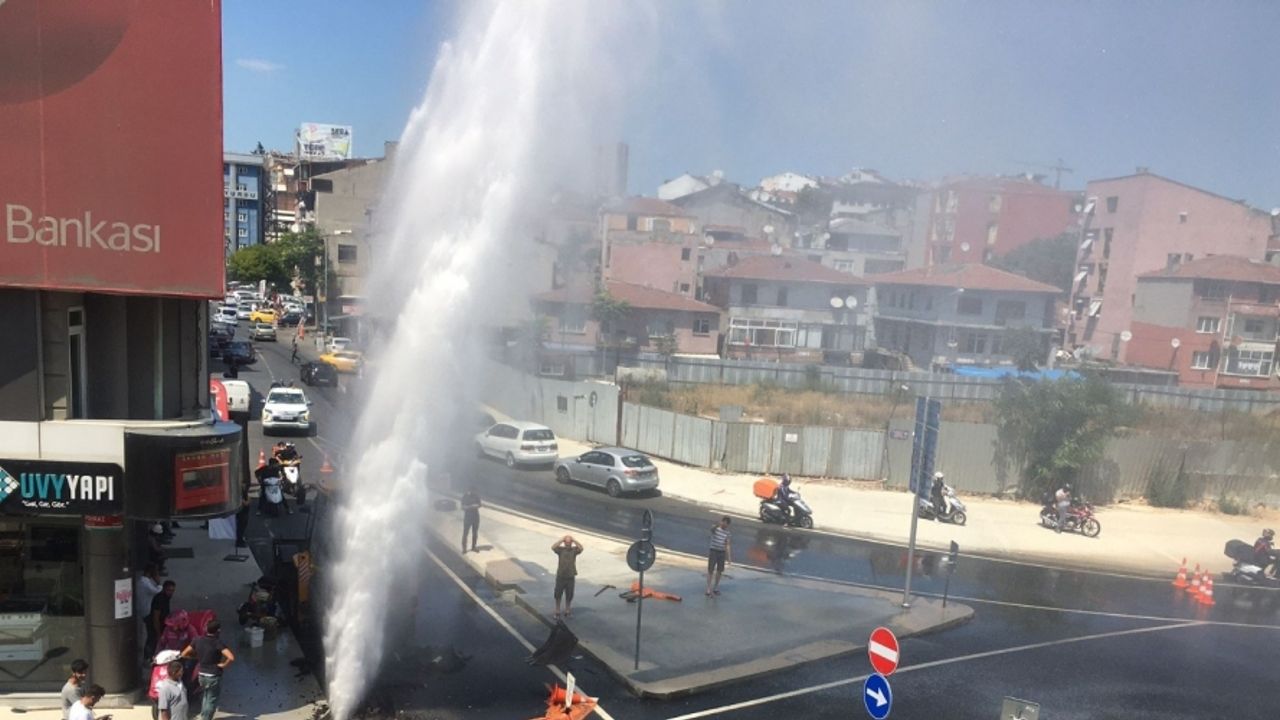 Kadıköy’de İSKİ’nin çalışmasında su borusu patladı, metrelerce yükseğe su fışkırdı