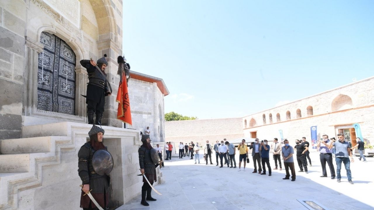 Konya’da her cuma Selçuklu Sultanlarına saygı nöbeti tutuluyor