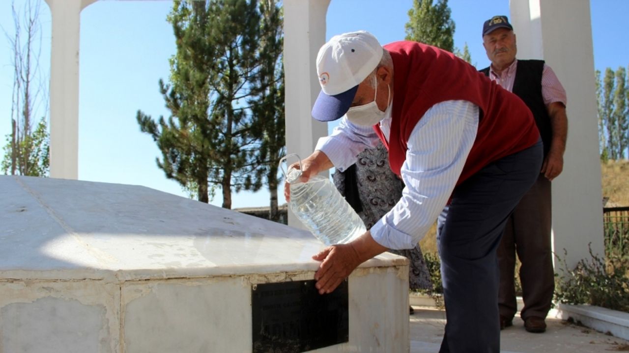 O Kıbrıs Barış Harekatı’nın tek gazeteci şehidi, mezarı Sivas’ta