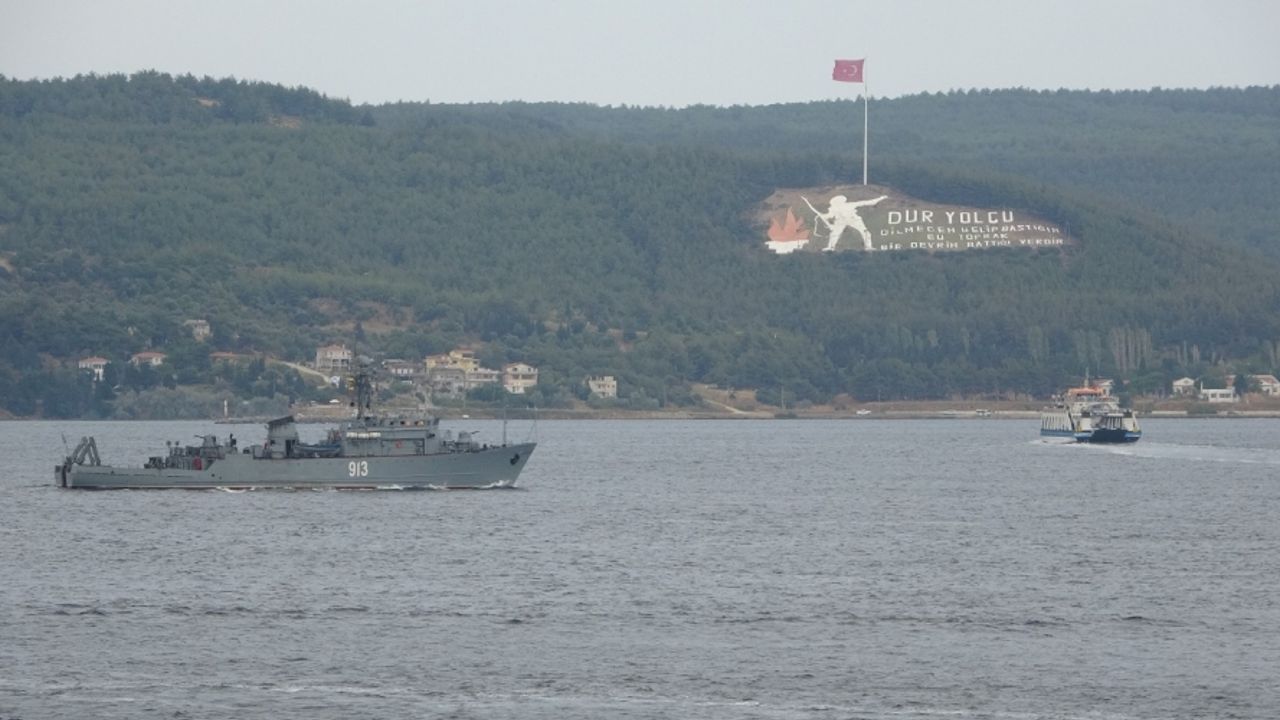 Rus mayın tarama gemisi ‘Kovrovets’ Çanakkale Boğazı’ndan geçti