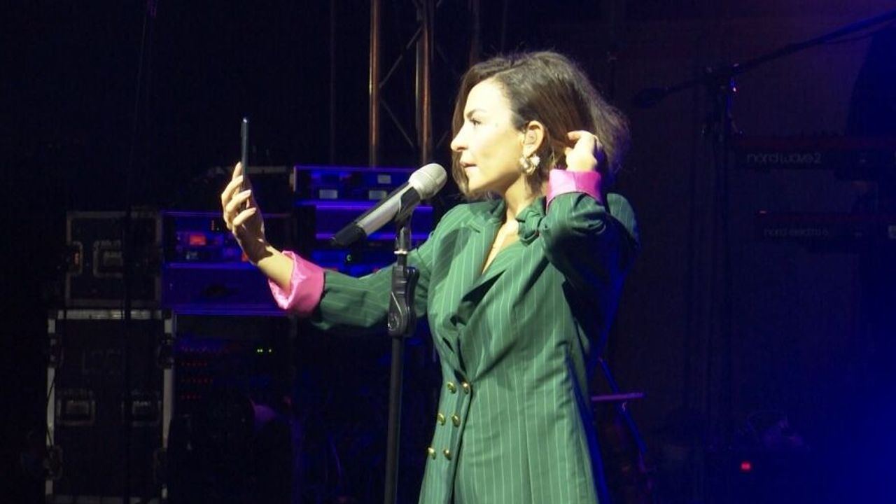 Şarkıcı Fatma Turgut küs olan sevgilileri böyle barıştırmaya çalıştı