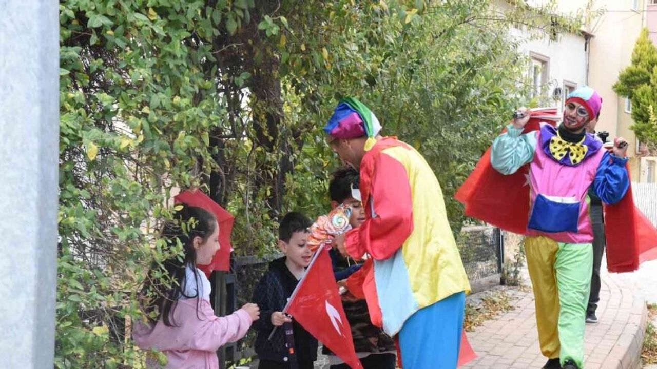 (ÖZEL) Çizgi film karakteri kostümleri giyip çocukların bayramını kutladılar