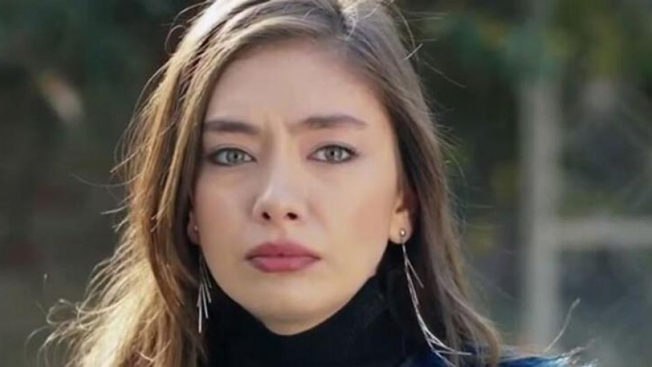 Ünlü oyuncu Neslihan Atagül'den yatak pozları