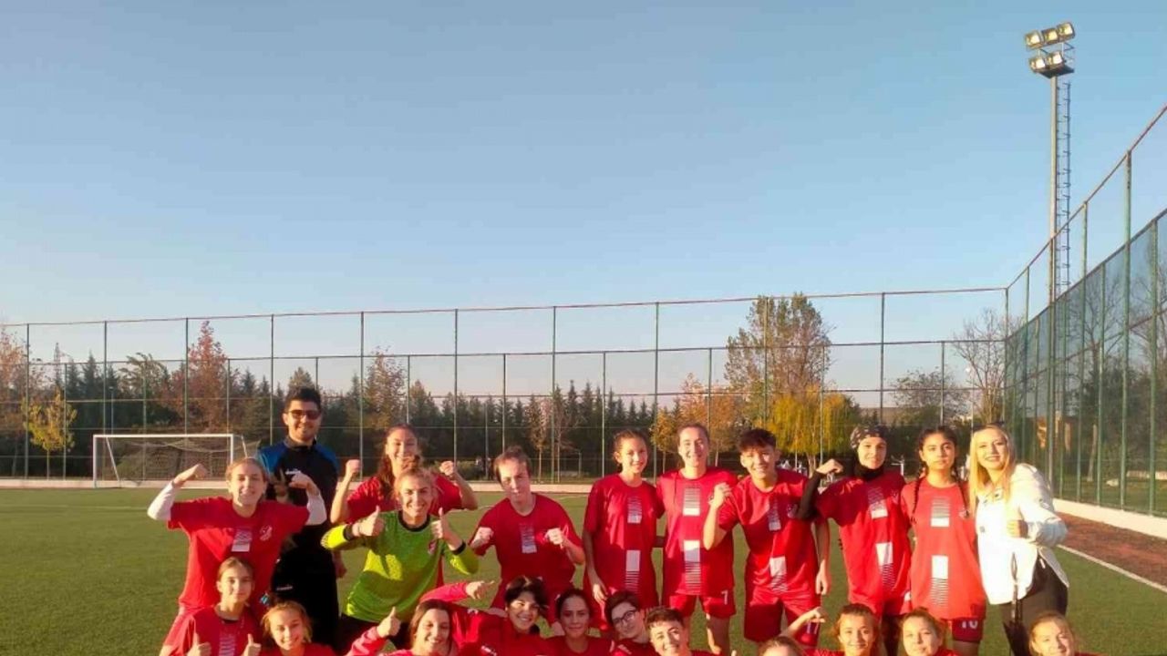 Bilecikspor kadın futbol takımı lig öncesi rakiplerine göz dağı verdi