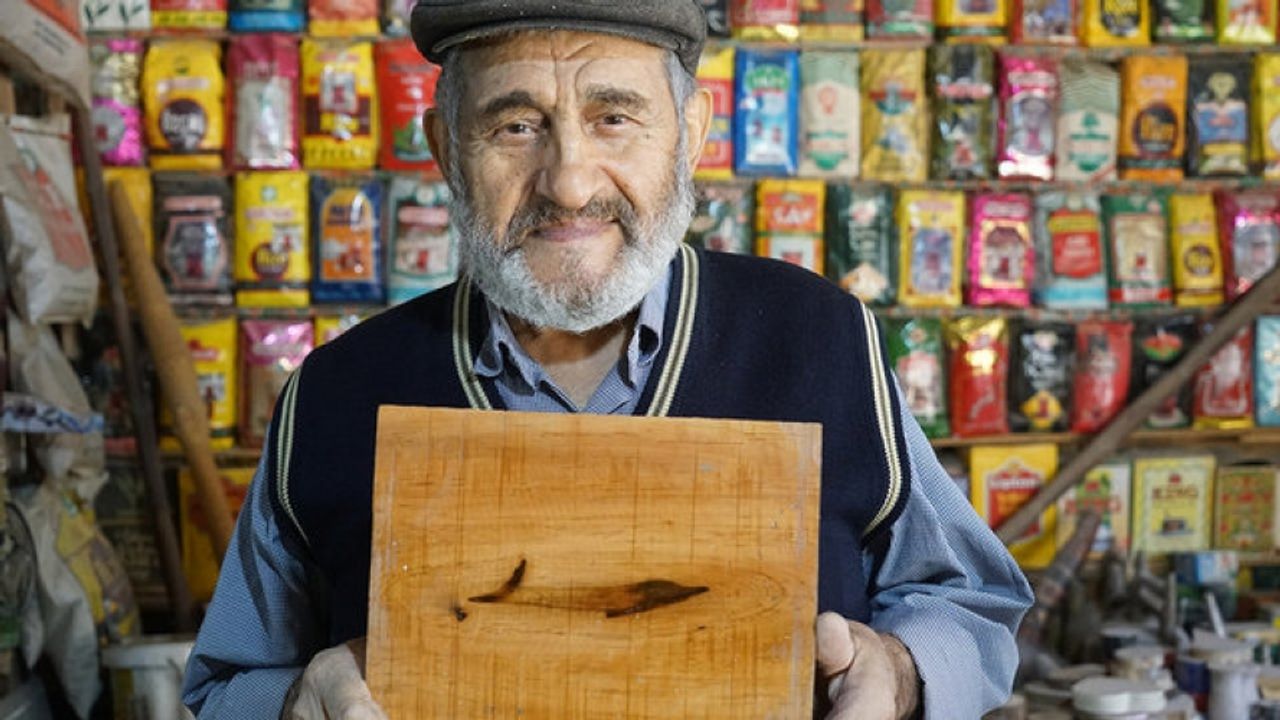 Kütahyalı marangoz Şükrü Usta 40 yıldır içinde farklı şekiller bulunan ağaçları biriktiriyor