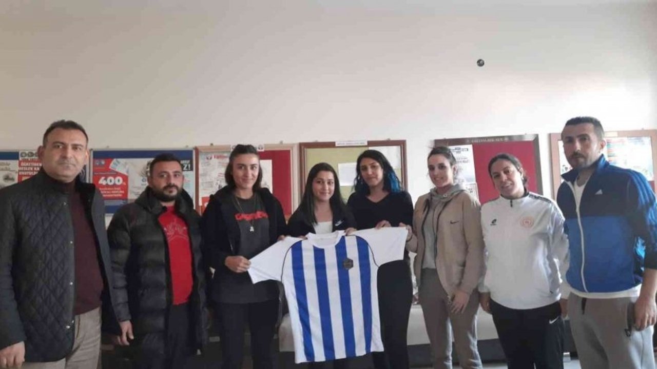 Necatibey Ortaokulu Kız Hentbol Takımı kadrosunu güçlendiriyor