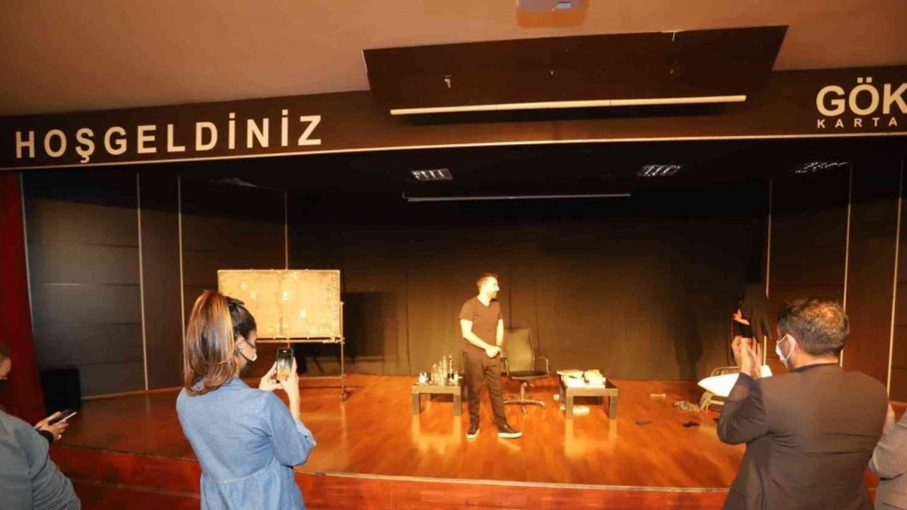 “Erkek Aklı - Oksimoron” adlı tiyatro oyunu Kartal’da sahnelendi