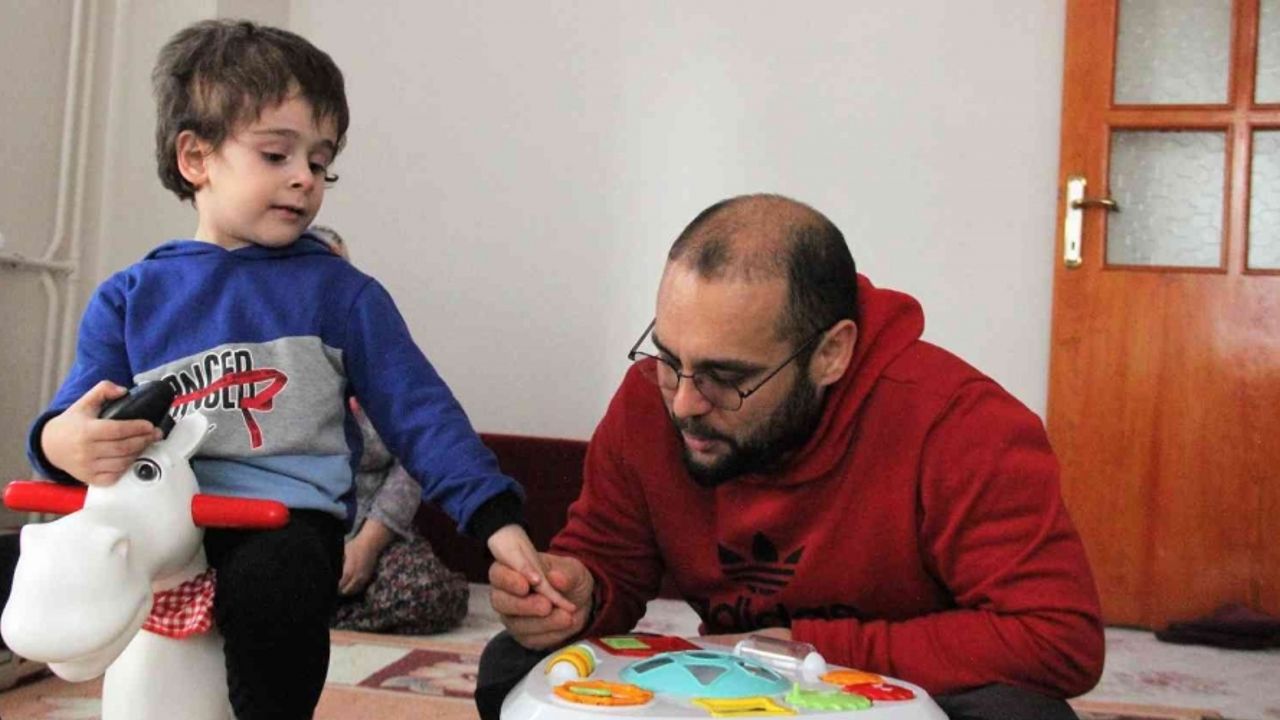 Otizmli çocuğunu topluma kazandırmak için mücadele ediyor