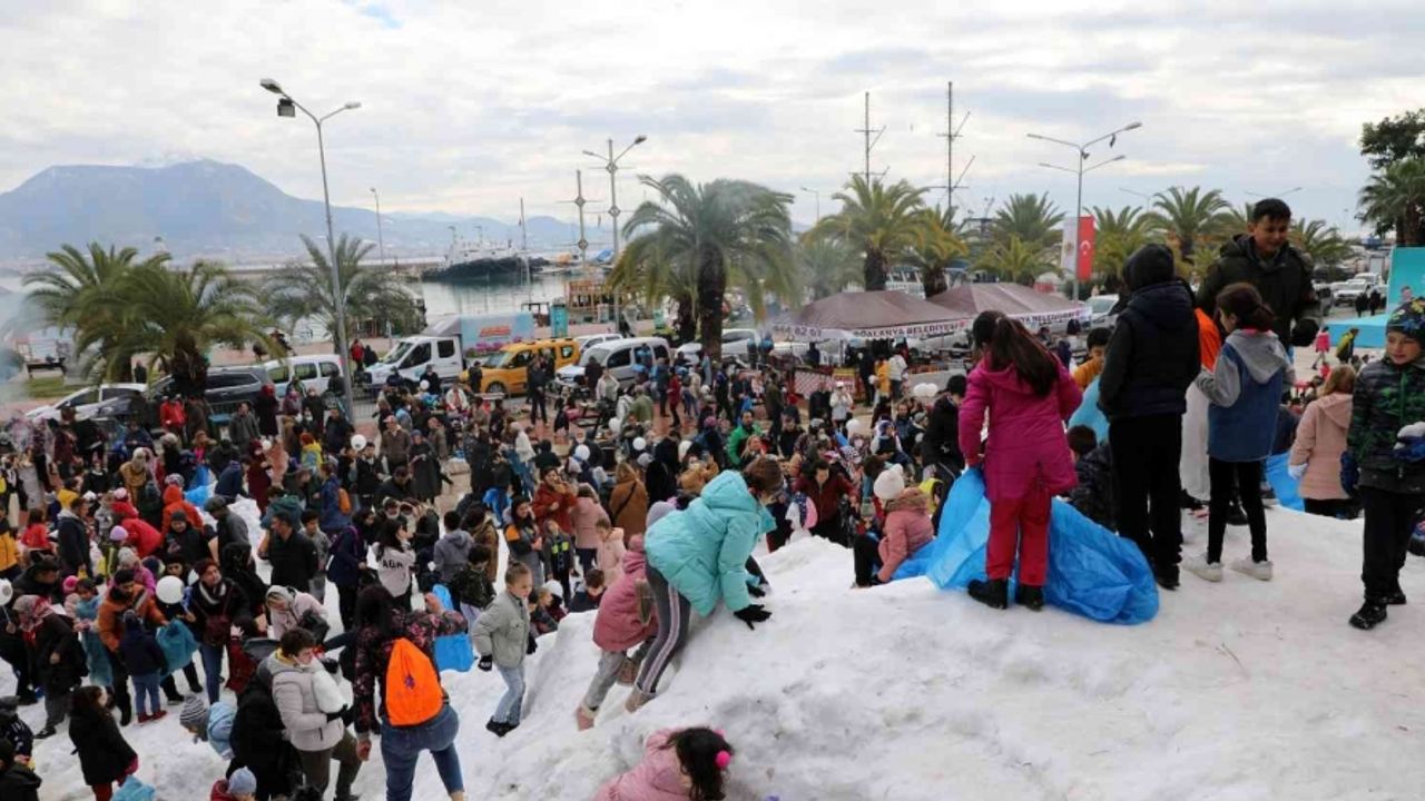 Alanyalı çocuklar Torosların zirvesinden kamyonlarla getirilen 500 ton karla eğlendi