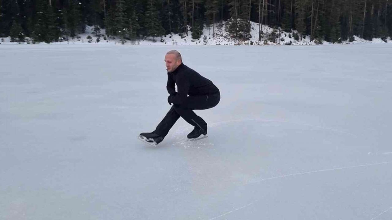 Buz tutan gölde kayan antrenör Turhan, görsel şölen sundu