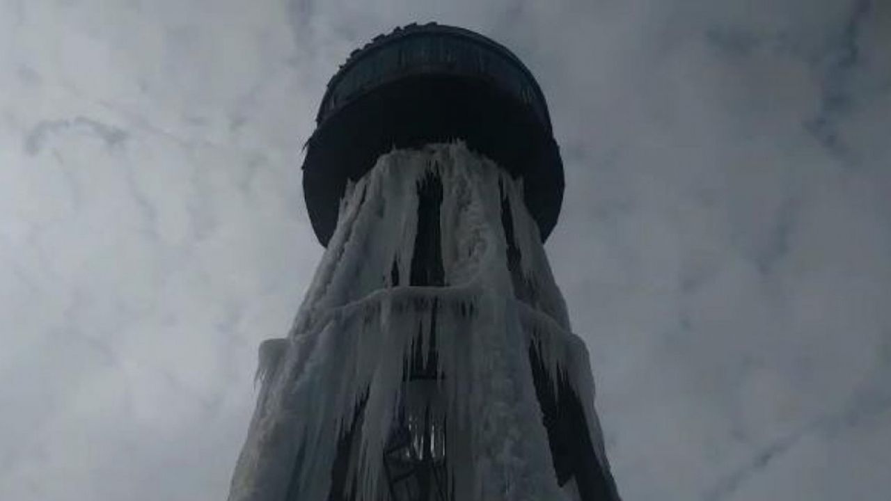 Diyarbakır’da havalar eksi 17’yi buldu, su kulesi buz sarkıtına döndü