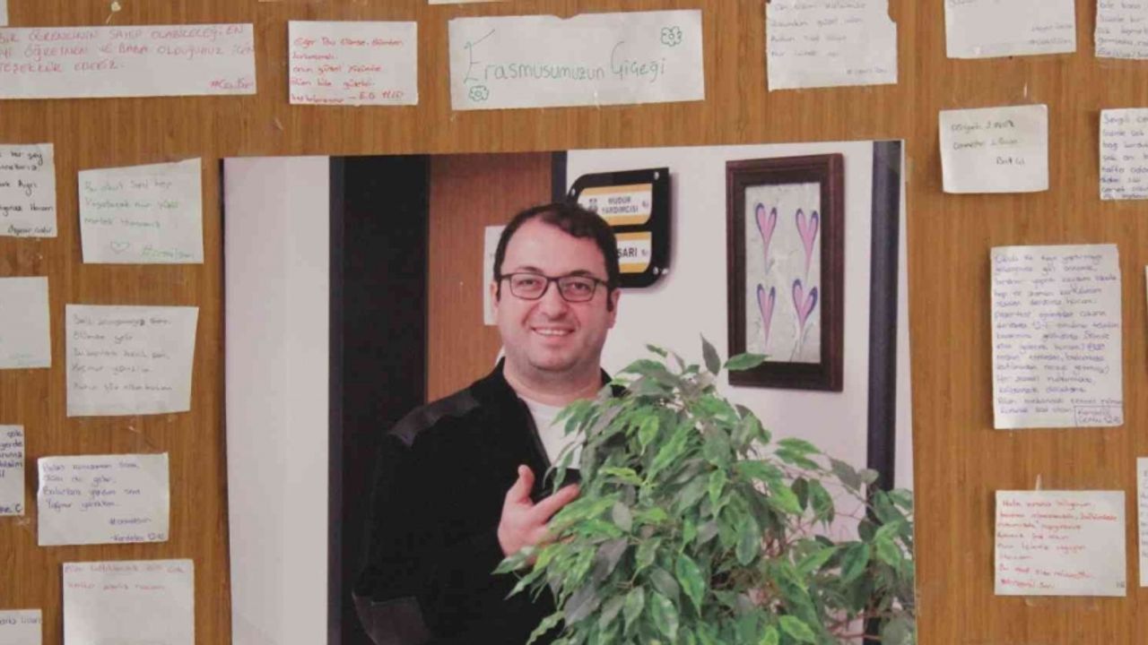 Vefat eden öğretmenin kapısına öyle şeyler yazdılar ki gören dayanamadı