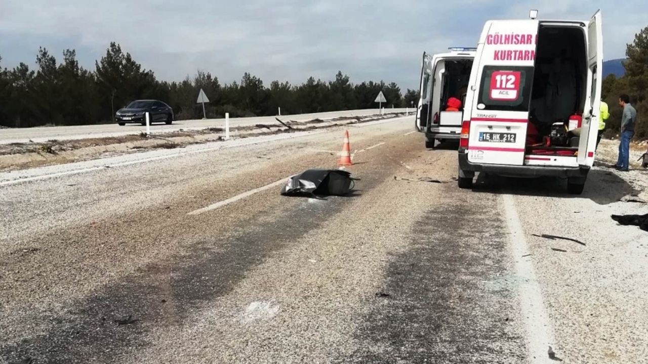 Burdur’da otomobil karşı şeride geçti: 1 ölü, 2’si ağır 4 yaralı