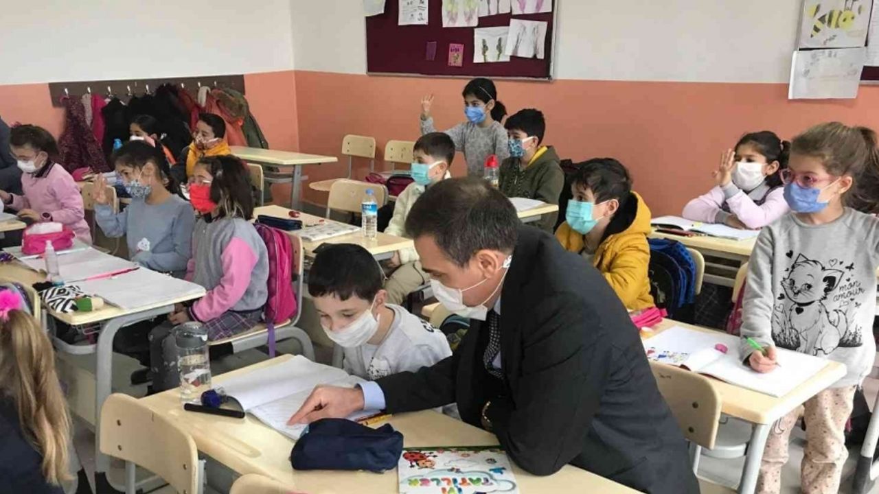 Burhaniye Kaymakamı İlyas Memiş, Hacı Mustafa Müdüroğlu Ortaokulunu ziyaret etti