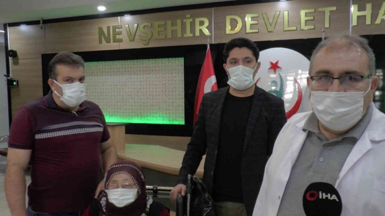 Covid-19 hastası annesine moral vermek için hastane odasında oynadı