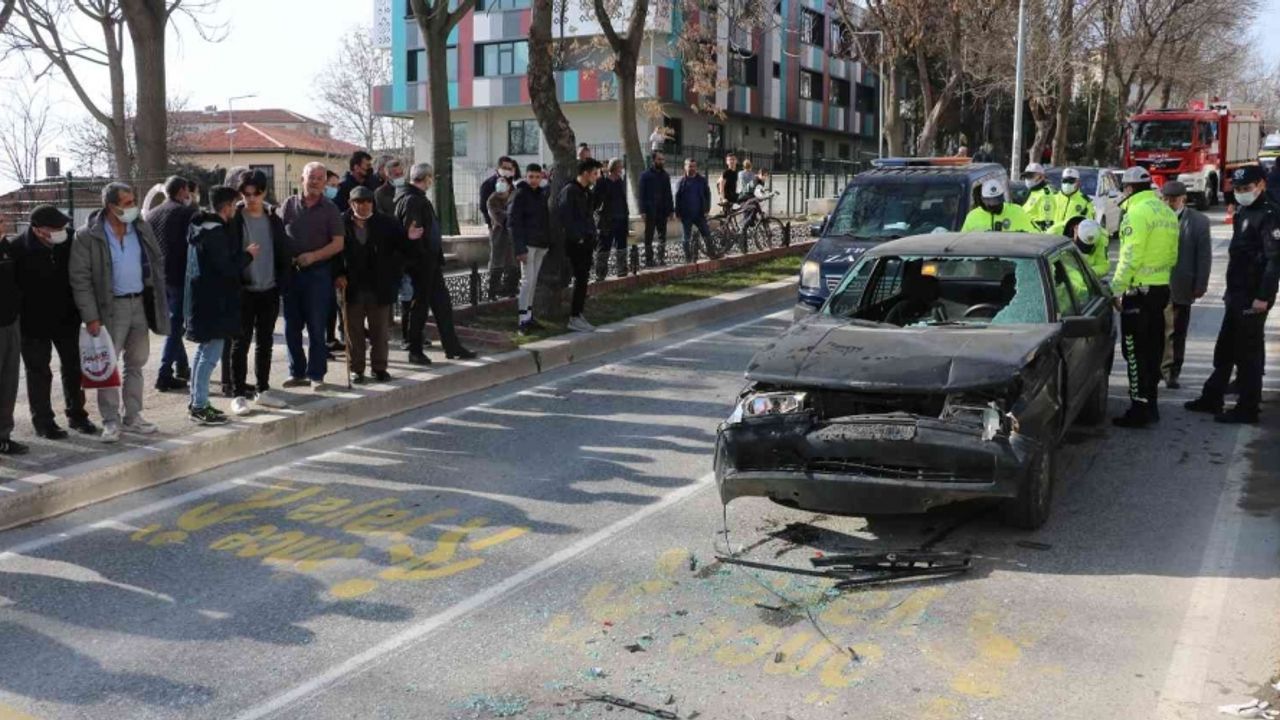 Edirne’de 2 kişinin yaralandığı kazayı vatandaşlar film gibi izledi