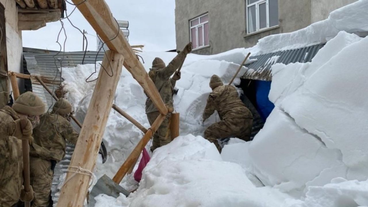 Evinde  mahsur kalan 88 yaşındaki Elif ninenin yardımına jandarma komando koştu