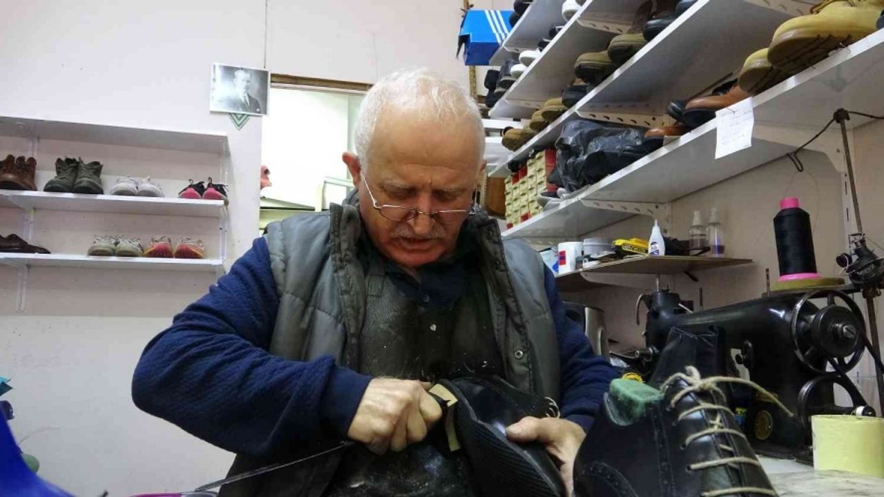 Giresunlu ayakkabı ustası fabrika üretimine karşın yarım asırdır el emeği ayakkabı üretmeyi sürdürüyor