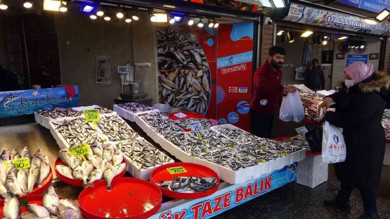 İğneada’dan gelen hamsi Trabzon’da 25 TL’den alıcı buluyor