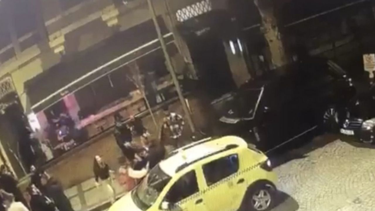 İstanbul’da silahlı kavga kamerada: Eğlence mekanının önünde havaya ateş açtı