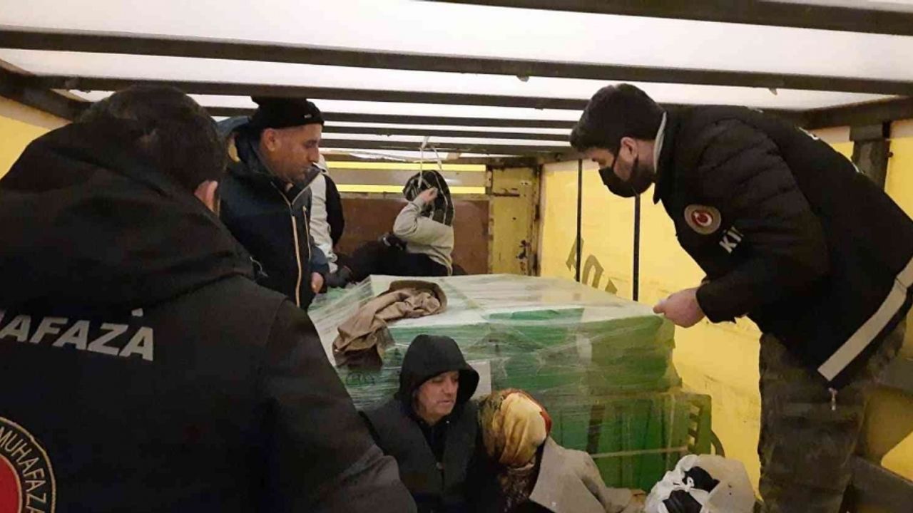 Sarp Sınır Kapısında tırın dorsesinde yurt dışına kaçmaya çalışan 5 kişi yakalandı