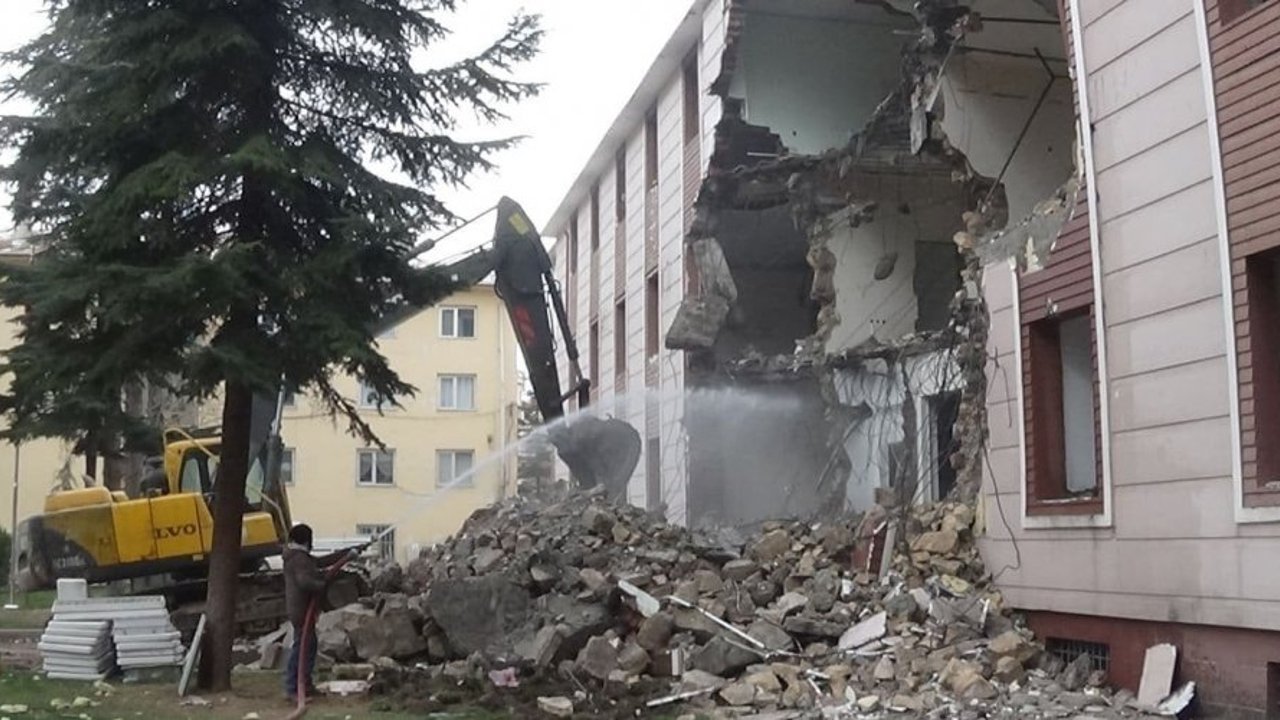Tokat’ta 73 yıllık hükümet konağında yıkım çalışması başlatıldı