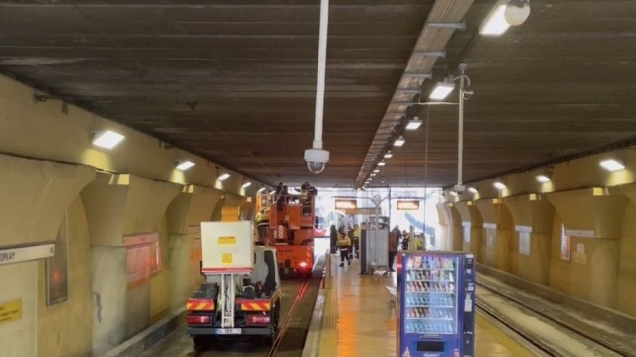 Topkapı’da tramvay yoluna giren çekici teli kopardı, seferler durdu