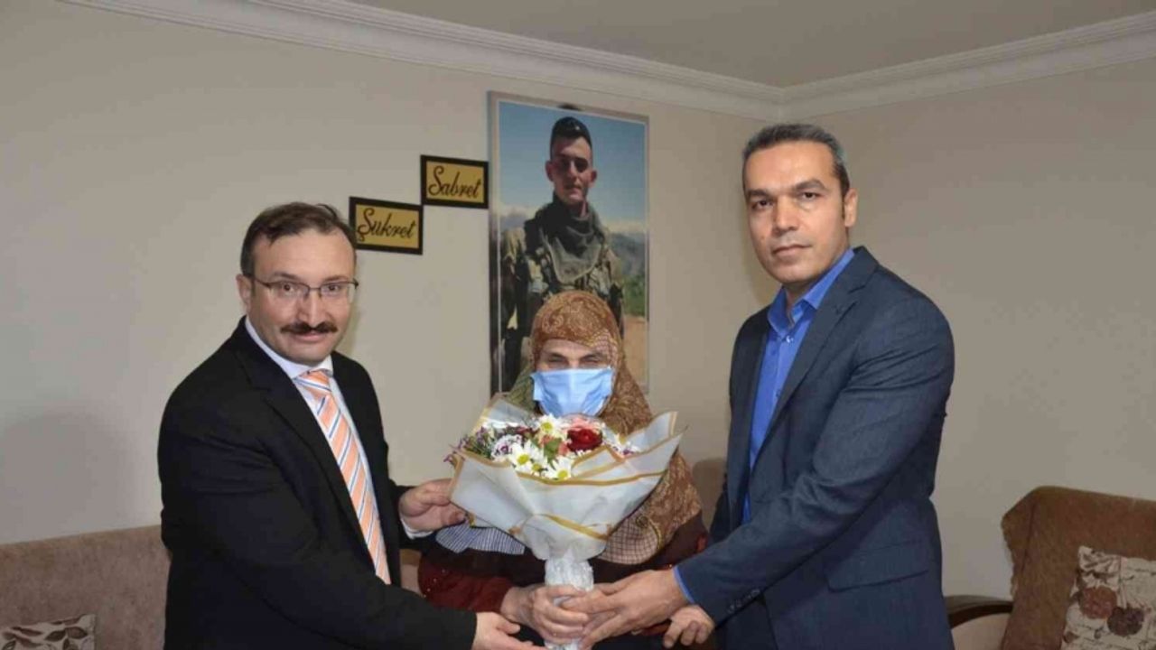 Kaymakam Çiçek ve Belediye Başkanı Doğan’dan şehit annesine ziyaret