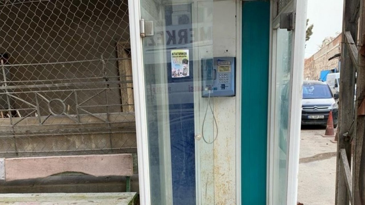 Tarih olan telefon kulübeleri cadde ve sokaklarda hala yer alıyor