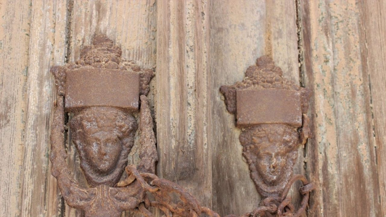 Tarihi kapı tokmakları sadece süs değil, birer emoji