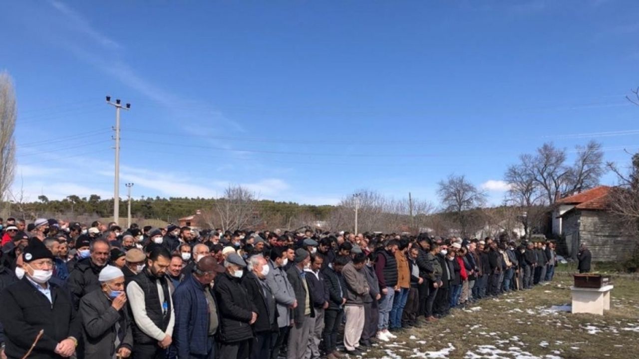 Traktör römorkunun altında kalan işçi hayatını kaybetti